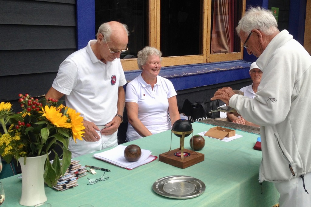 Cees neemt de eerste prijs in ontvangst