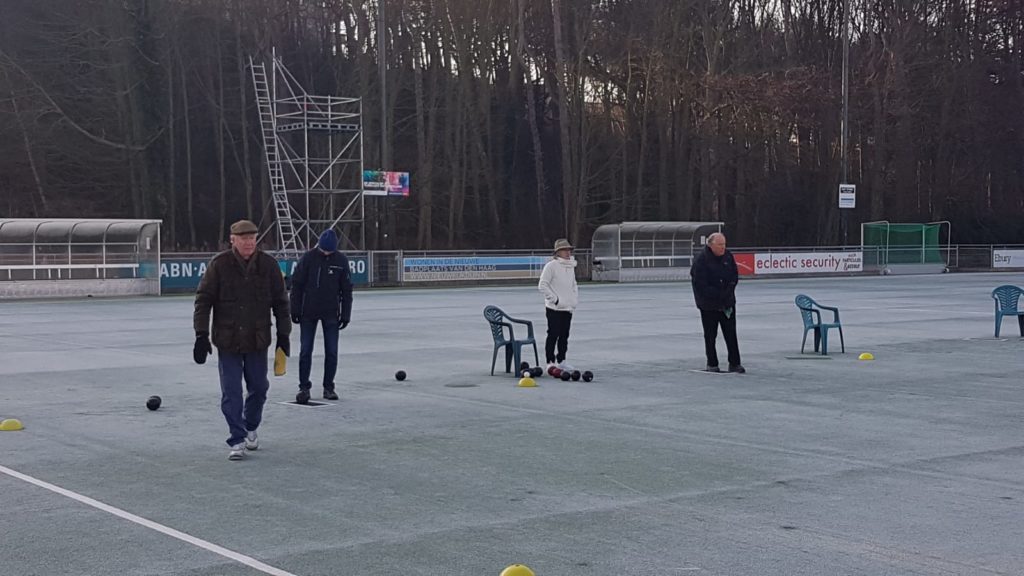 Wel leuk dat bowls spelen, maar ook koud!